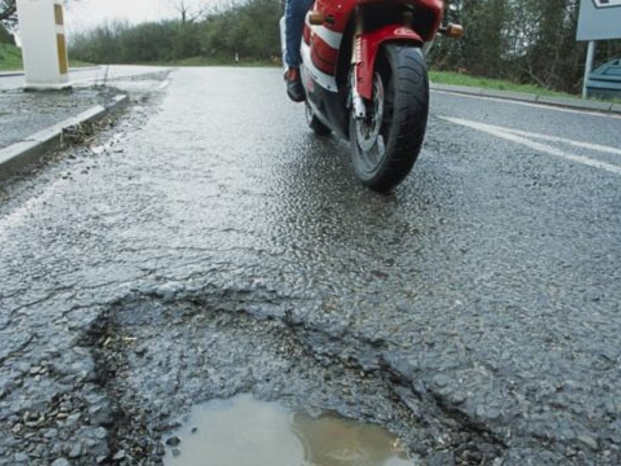 Μοτοσυκλετιστής σκοτώθηκε μετά από πτώση σε λακκούβα – Παγίδα θανάτου το κακό οδόστρωμα