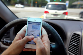 Κατάσχεση άδειας οδήγησης στη Γαλλία για όσους κάνουν παράβαση μιλώντας στο κινητό