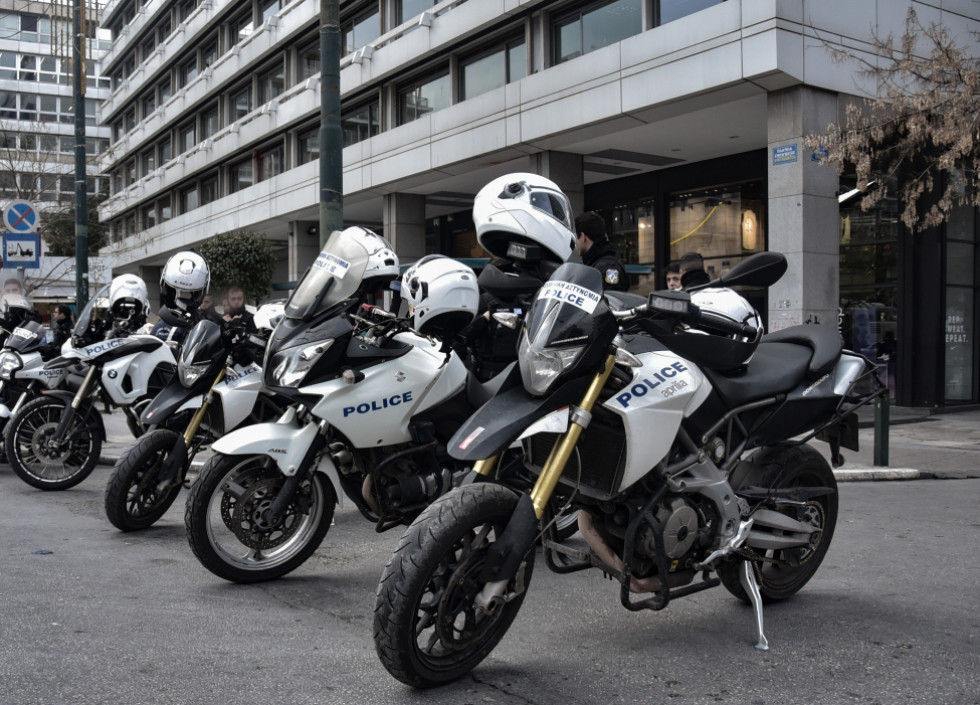 Ανήλικοι σε κλεμμένο δίκυκλο τραυμάτισαν πολίτη και αστυνομικό μοτοσυκλετιστή