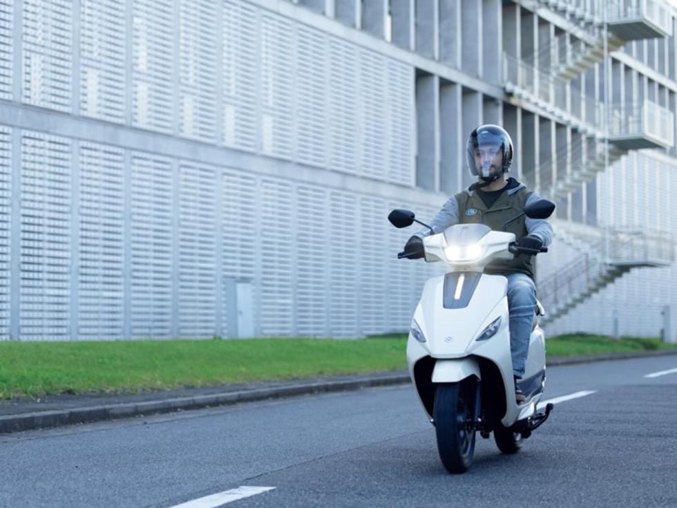 Suzuki - Εξαγοράζει εταιρεία μπαταριών – Βήμα προς την ηλεκτροκίνηση