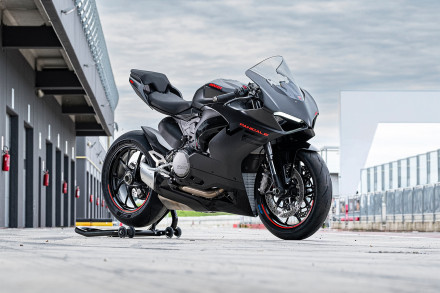 Ducati Panigale V2 2024 – Νέος χρωματισμός «μαύρο σε μαύρο»