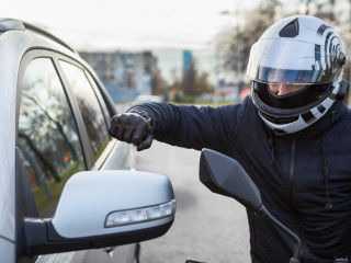 Καταδίωξη μοτοσυκλέτας και ΙΧ κατέληξε σε σύγκρουση στον Κορυδαλλό
