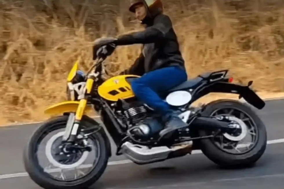 Triumph Scrambler 400 XC 2025 – Το «τσάκωσαν» χωρίς καμουφλάζ σε δοκιμές