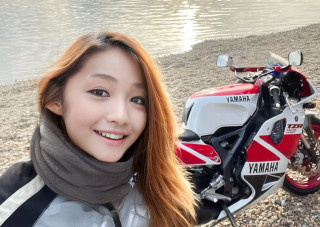 Αυτή η νεαρή Ιαπωνέζα motovlogger δεν είναι αυτό που φαίνεται