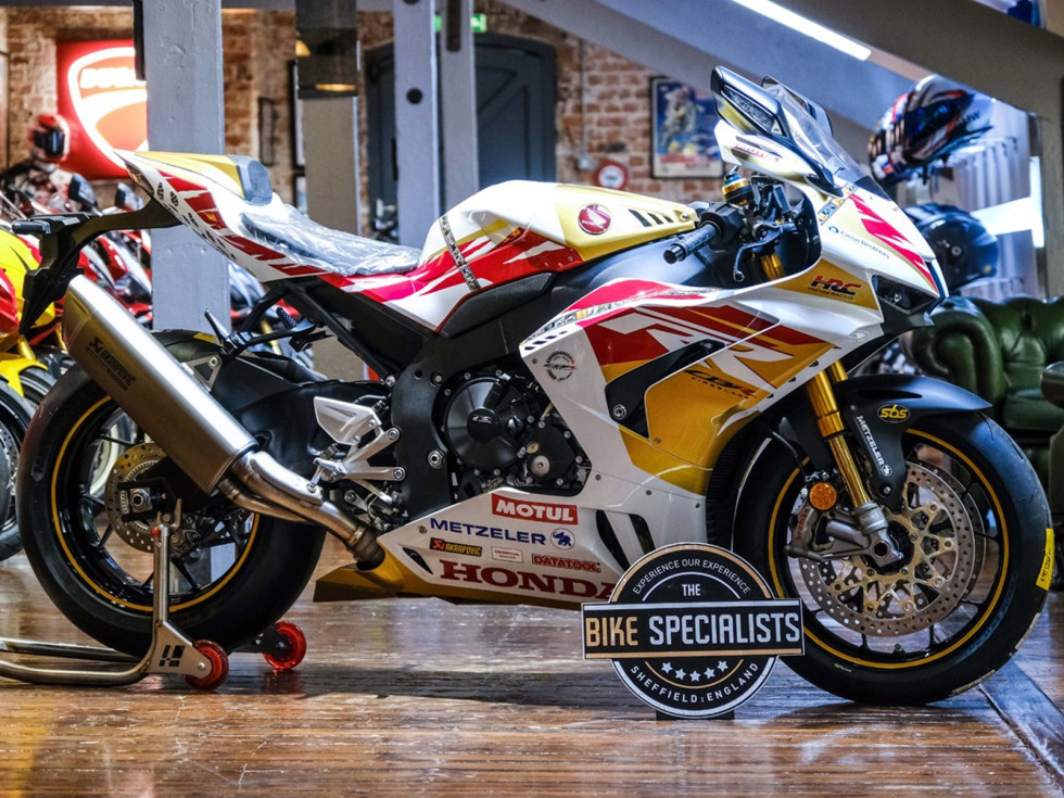 Ένα σπάνιο Honda "John McGuinness 100th Start Race Replica" Fireblade προς πώληση