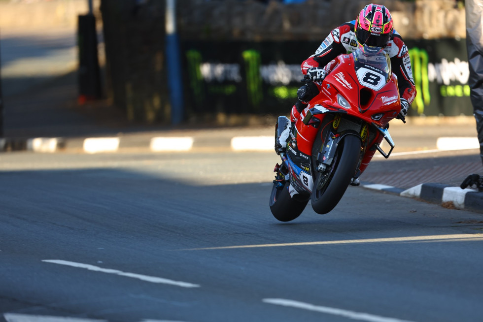 Τριπλό 1-2 για τις BMW M 1000 RR στο Isle of Man TT 2024