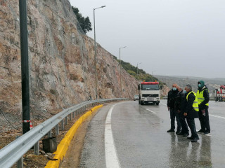 Παραδόθηκαν στην κυκλοφορία και τα δύο ρεύματα του οδικού άξονα Βάρκιζας-Σουνίου στις "Τρύπες Καραμανλή"