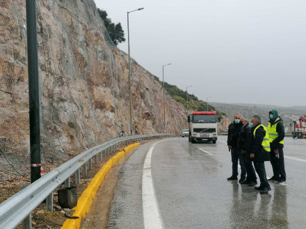 Παραδόθηκαν στην κυκλοφορία και τα δύο ρεύματα του οδικού άξονα Βάρκιζας-Σουνίου στις "Τρύπες Καραμανλή"