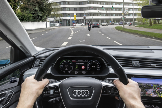 AUDI - Συνδέει τα αυτοκίνητα της με τα φανάρια κυκλοφορίας!