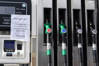 Τιμές βενζίνης - Όργιο κερδοσκοπίας από τα πρατήρια στην Αγγλία