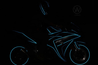 Αυτή η Yamaha R3 λάμπει στο σκοτάδι λες και βγήκε από το Tron
