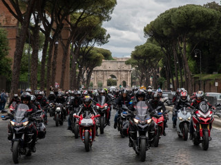 Ducatisti από όλο τον κόσμο ζεσταίνουν τους κινητήρες τους  για τo «We Ride As One»