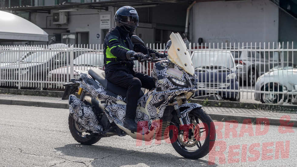 Η Aprilia εξελίσσει SR GT 400