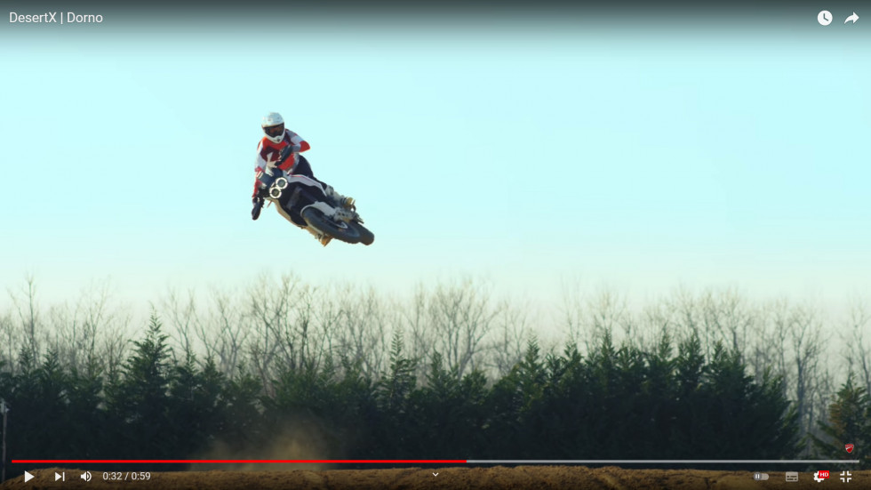 Ducati DesertX - Απίστευτα "τραπεζώματα" του Antoine Meo σε πίστα Motocross! - Video