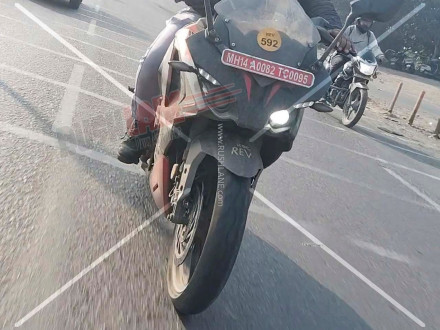 Bajaj Pulsar RS200 - Με ανεστραμμένο πιρούνι και TFT στις κατασκοπευτικές φωτογραφίες