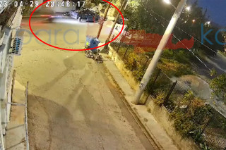 Μοτοσυκλέτα καρφώνεται σε παρκαρισμένο στα Χανιά - Σοκαριστικό video