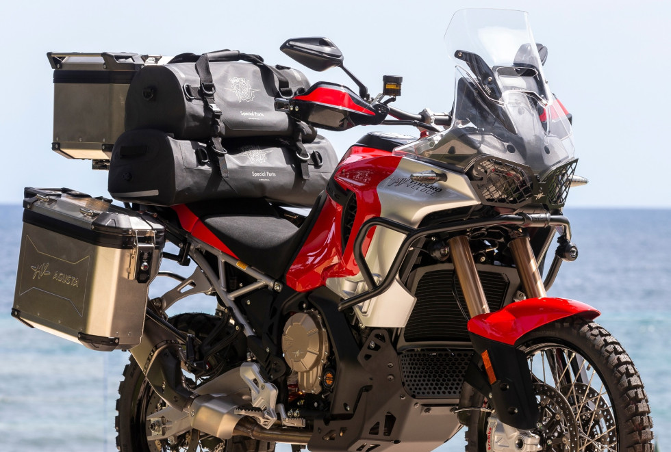 MV Agusta Enduro Veloce – Πως είναι όταν την «φορτώσεις» με όλα τα αξεσουάρ