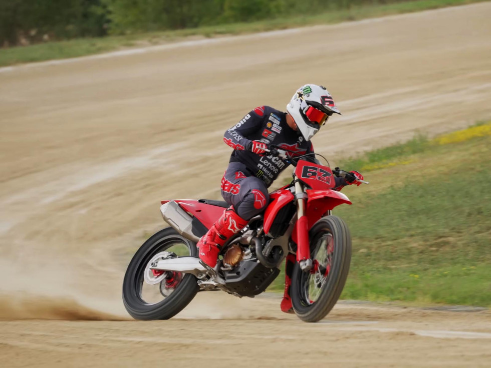 Ducati Desmo450 MX - Flat track εργαλείο στα χέρια του Francesco Bagnaia