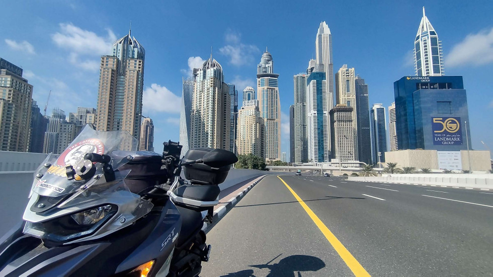 QJ Dubai, 2η ανταπόκριση - Στο &quot;Μανχάταν της Ερήμου&quot; με QJMOTOR SRT 800X