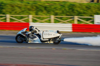 Αυτή είναι η γρηγορότερη... ατμοκίνητη μοτοσυκλέτα του πλανήτη