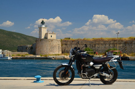 Ταξίδι – Λευκάδα – Στο «στεριανό» νησί με Triumph Scrambler 1200 XC