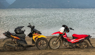 Suzuki Raider J και NEX Crossover - Δίδυμο οικονομικής περιπέτειας [Βίντεο]
