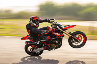 H Ducati απέρριψε τον δικύλινδρο εν σειρά κινητήρα αναπτύσσοντας το Hypermotard 698 Mono