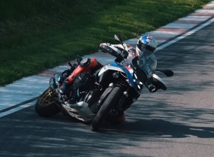 Αυτό συμβαίνει αν δώσεις στον Toprak Razgatlioglu μια BMW R1300GS στην πίστα [βίντεο]