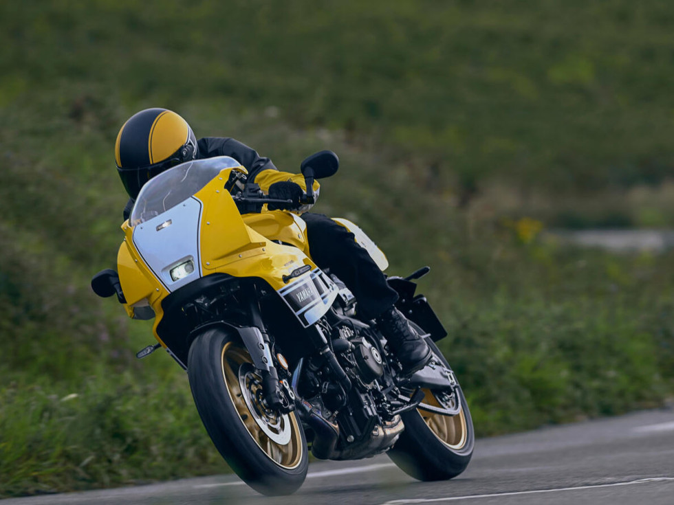 Yamaha XSR900 GP 2026 - Στα χρώματα του Kenny Roberts