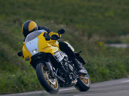 Yamaha XSR900 GP 2026 - Στα χρώματα του Kenny Roberts