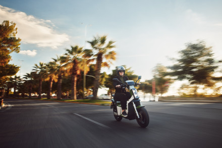 Πώς το ελληνικό ηλεκρικό scooter NOOS της Ecoshift δέσμευσε μερίδιο 50% στην αγορά του