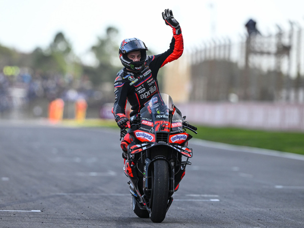 MotoGP 2025, 21ος Αγώνας, Πορτογαλία - Περίπατος Marco Bezzecchi με φόντο την ανία