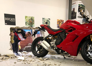 Έκλεψαν Ducati Panigale V4 από dealer, ανοίγοντας τρύπα στον τοίχο!