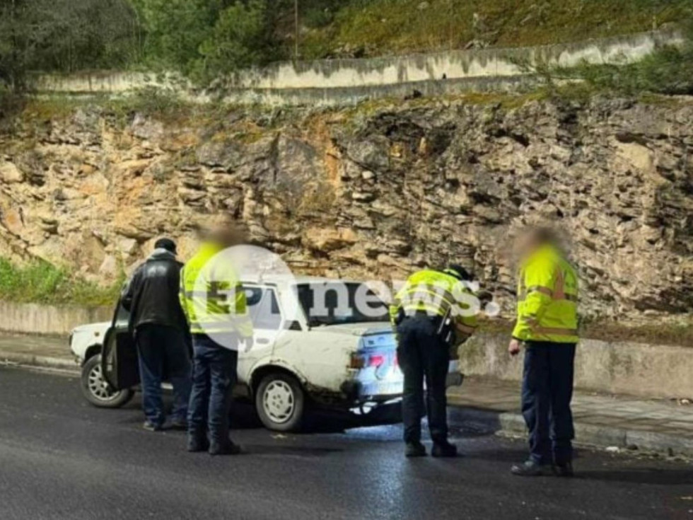 Τροχαίο Καστοριά - Μεθυσμένος οδηγός συγκρούστηκε με διανομέα – Έφυγε το κράνος