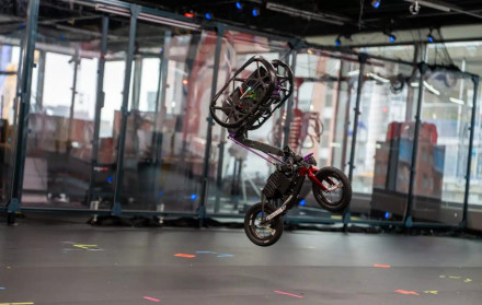 Ultra Mobility Vehicle - Aυτόνομο stunt bike [Βίντεο]