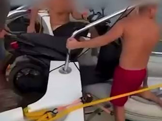 Παρέα φόρτωσε scooter σε μικρό φουσκωτό σκάφος, κέρδισε πρόστιμο μέχρι και για παράνομη... στάθμευση