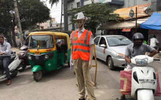 Η αστυνομία της Bangalore στην Ινδία φυλάει τους δρόμους με τροχονόμους-κούκλες