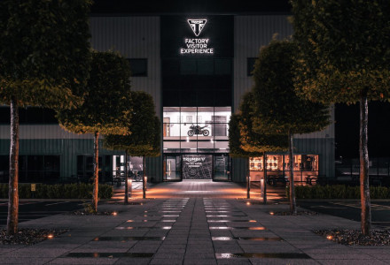 Triumph Factory Visitor Experience – Ξανάνοιξε για το κοινό, με έκθεση 007