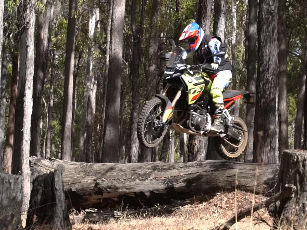 BMW F900 GS 2024 - H -enduro- κριτική του Adam Riemann