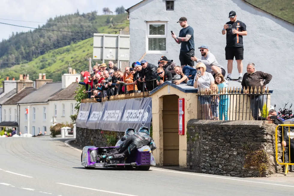 Isle of Man TT 2025 - 1ος αγώνας Sidecar: Τρίτη νίκη για τους αδελφούς Crowe
