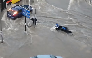 Τα νερά της βροχής παρασύρουν σκούτερ στο κέντρο της Θεσσαλονίκης [βίντεο]