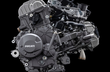 Ducati – Και στα DesertX και Monster 2026 ο νέος V2 κινητήρας χωρίς Desmo