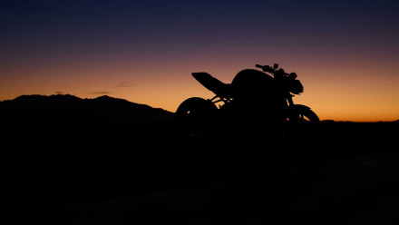 Triumph – Teaser για νέα μοτοσυκλέτα (και) για πίστα