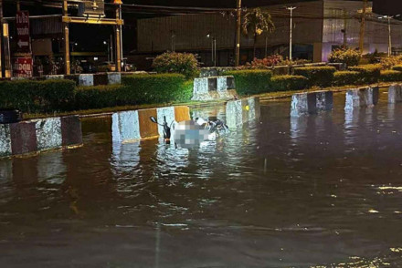 Ταϊλάνδη – Αναβάτης προσπάθησε να διασχίσει πλημμύρα και έπαθε ηλεκτροπληξία