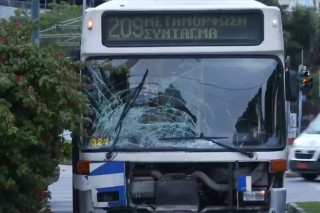 Δυστύχημα στο Σύνταγμα - Νεκρός ειδικός φρουρός μετά από σύγκρουση με λεωφορείο (video)