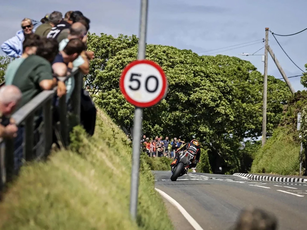 Isle of Man TT 2026 - Επεισοδιακή πρεμιέρα με 1 αναβάτη και 8 θεατές τραυματίες