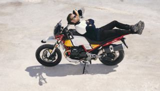 Ο Ewan McGregor, επιστρέφει στη σέλα μίας Moto Guzzi