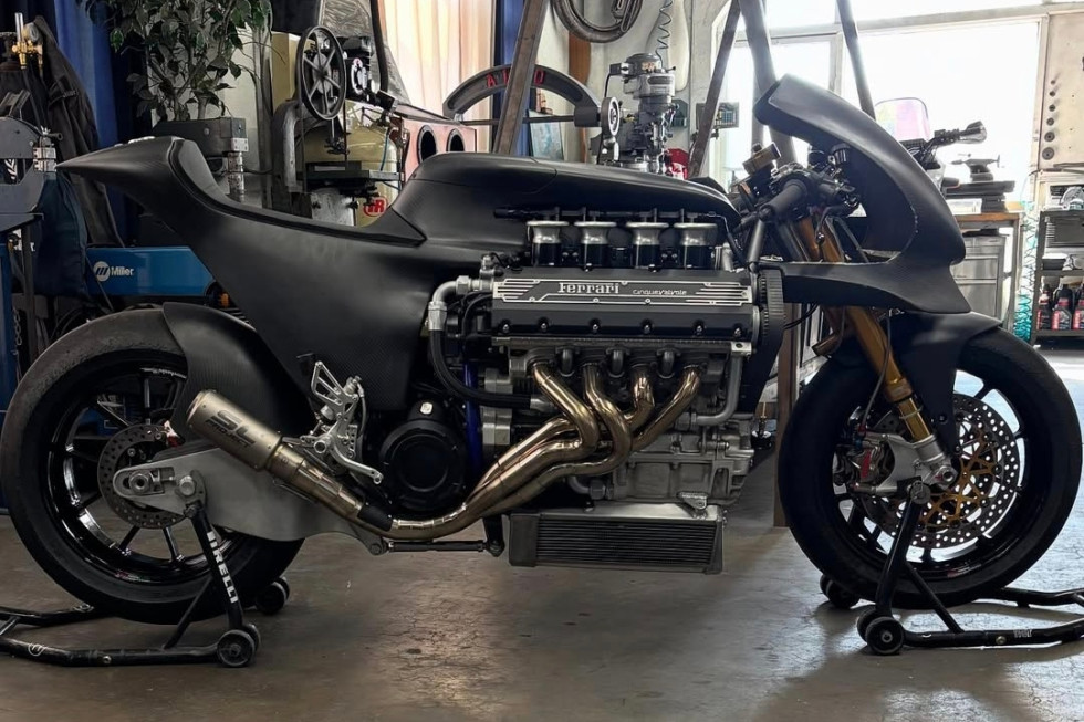 HF355 - Μοτοσυκλέτα με V8 400hp της Ferrari [Βίντεο]
