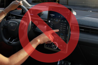 Έρχεται το τέλος για τις οθόνες αφής στα αυτοκίνητα; - «Μειώνουν την ασφάλεια»