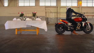 Η Triumph Rocket 3, ένα τραπεζομάντηλο κι ένα στρωμένο τραπέζι – Βίντεο